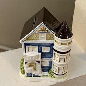 Otagiri Victorian House. It’s a Bank.🐠